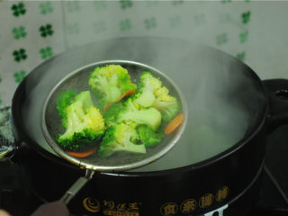 8、西兰花炒虾仁,捞出来