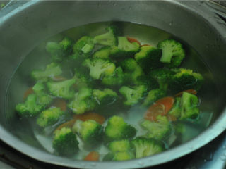 9、西兰花炒虾仁,放入冰水中，使蔬菜保持脆嫩