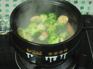 13、西兰花炒虾仁,烧开后即可出锅