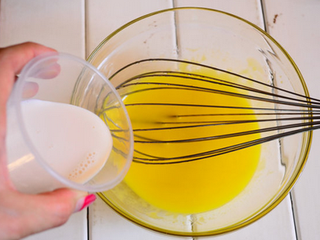 4、奶牛蛋糕卷,再加入牛奶。