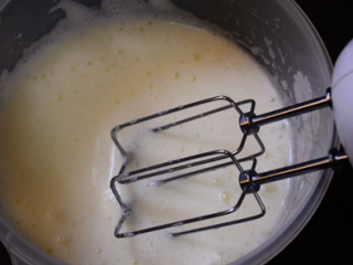 9、奶牛蛋糕卷,再继续搅打，到蛋白比较浓稠，表面出现纹路的时候，加入剩下的1/3糖。