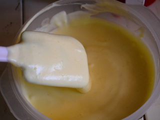 12、奶牛蛋糕卷,翻拌均匀后，把蛋盛1/3蛋白加到蛋黄糊中，用橡皮刮刀轻轻翻拌均匀，直到蛋白和蛋黄糊充分混合。