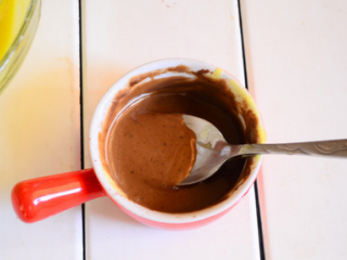 13、奶牛蛋糕卷,提前把少许蛋黄糊与可可粉搅拌均匀。