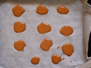 15、奶牛蛋糕卷,烤盘铺好油纸，将可可糊滴到油纸上。