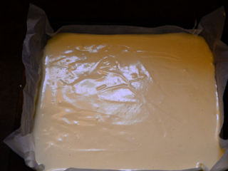 18、奶牛蛋糕卷,用刮刀将蛋糕糊抹平，双手持烤盘，轻摔几次，震出大气泡。