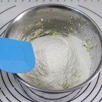 3、小羊曲奇,搅打好之后,筛入低筋面粉,用刮刀搅拌成面糊。