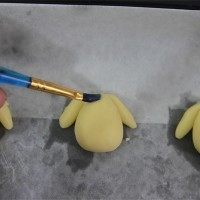 9、小羊曲奇,可可面团搓成小圆球,给小羊顶部刷上蛋液。