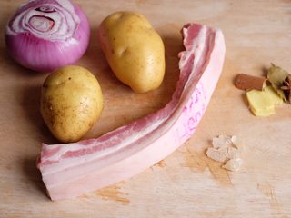 1、【再添一碗饭】の土豆炖猪肉,准备好所有的材料