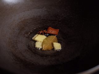 5、【再添一碗饭】の土豆炖猪肉,开火，中小火，热锅冷油放入香料