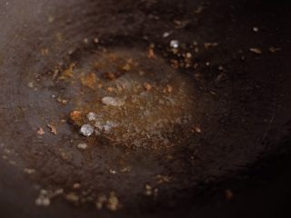 7、【再添一碗饭】の土豆炖猪肉,肉捞出，小火放入冰糖，煎至冰糖化掉，略微变焦糖色（注意不要煎得太透，容易有糊焦味）