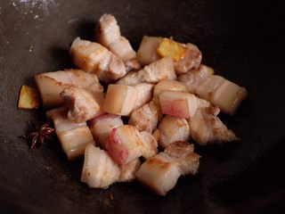 8、【再添一碗饭】の土豆炖猪肉,放入肉块，翻炒均匀