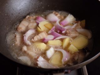 12、【再添一碗饭】の土豆炖猪肉,打开锅盖，放入洋葱和土豆块，继续炖煮十五分钟（这一步依然不加调料）