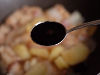 13、【再添一碗饭】の土豆炖猪肉,加入2勺生抽、1勺老抽，如图