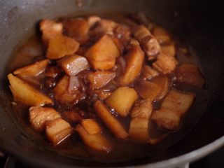 15、【再添一碗饭】の土豆炖猪肉,炖煮约15分钟后，所有材料基本已经软烂，开大火，依个人口味收汁（想要汤汁浓郁一些的，可以把汤收得干一些哦）