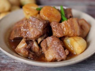 16、【再添一碗饭】の土豆炖猪肉,上菜咯，土豆绵软，肉块酥烂，汤汁浓郁，一碗饭下肚，再来半碗就着汤汁吃掉，摸着滚圆的肚子，表示很满意????