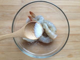 4、日式炸虾,然后用料酒、白胡椒粉和盐腌制10分钟左右