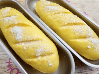 1、南瓜椰蓉面包条,撒椰蓉送入预热好的烤箱170度18分钟即可