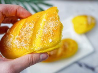 2、南瓜椰蓉面包条,出常温纳凉后放入保鲜袋即可。