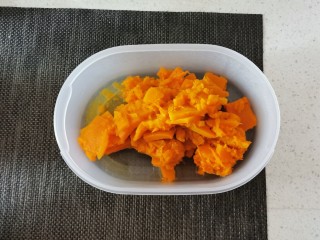 2、菠萝面包,南瓜去皮 切薄片蒸熟 压成泥