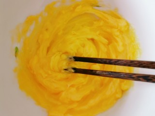 3、菠萝面包,黄油软化 拌入糖