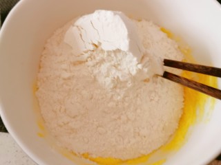 5、菠萝面包,放入面粉