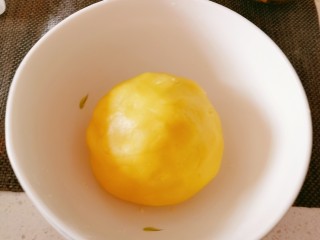 6、菠萝面包,团成酥面团 加盖保鲜膜 放入冰箱冷藏