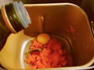 7、菠萝面包,取出面包机内胆 先放入液体类 鸡蛋 南瓜泥 大米油 牛奶