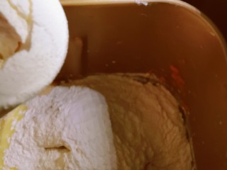 8、菠萝面包,放入盐 糖 面粉 酵母粉