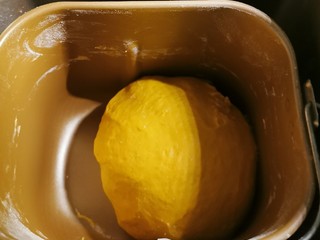 9、菠萝面包,经过面包机2次和面 面团已经和好留在面包机里发酵