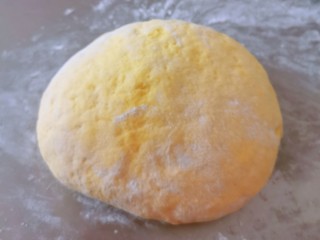 11、菠萝面包,移至面板 揉匀排气