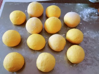 12、菠萝面包,分成小剂子 称重 每个70克