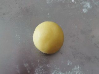 13、菠萝面包,酥皮面分成小剂子 每个40克