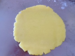 14、菠萝面包,每个酥皮擀成片状