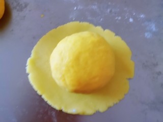 15、菠萝面包,放入面包面团