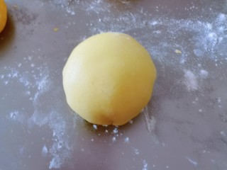 16、菠萝面包,酥皮边缘与面团底部边缘捏紧 翻面 酥皮光滑面朝上