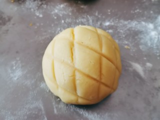 17、菠萝面包,用刮刀板划成菱形网格状