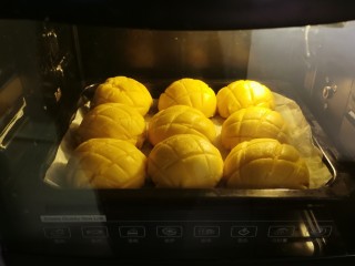 18、菠萝面包,全部做好 摆放烤盘上 入烤箱再次发酵 二次发酵后 上下火170度 烤20分钟 放烤箱中层