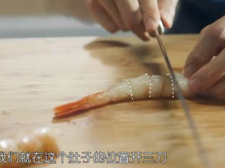 3、虾骨柔情天妇罗,剔除虾线，用小刀在虾身两侧各划上3刀，这样可以防止油炸过程中虾身蜷缩。