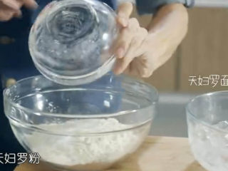 4、虾骨柔情天妇罗,接下里要制作脆浆，加入200g天妇罗粉、奶油适量、白糖适量，在加入150g凉水或者冰块，脆浆的温度越低，天妇罗越酥脆。