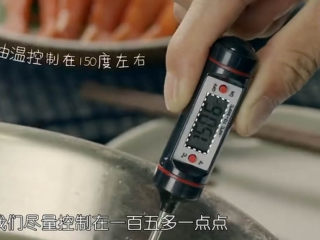 6、虾骨柔情天妇罗,烧一锅油，油温在5成热，150度左右就可以了。