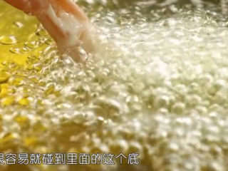 8、虾骨柔情天妇罗,将裹上脆浆的虾放入油锅中炸至表皮酥脆微黄色即可。