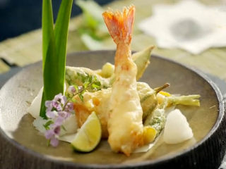 9、虾骨柔情天妇罗,最后撒上少许盐，摆盘上桌即可。