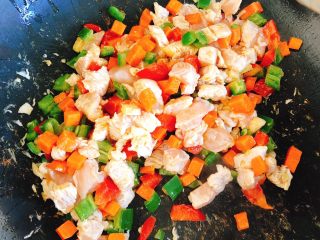 9、能吃两碗饭的下饭菜-宫保鸡丁,倒入鸡肉一起翻炒。