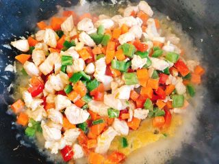 10、能吃两碗饭的下饭菜-宫保鸡丁,炒至鸡肉表面大部分变色时倒入130ml的水。