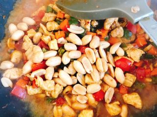 16、能吃两碗饭的下饭菜-宫保鸡丁,倒入半包酒鬼花生。