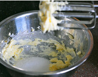 1、蓝莓麦芬,黄油切片，软化至室温,用电动打蛋器低速打发约30秒，加入细砂糖，继续低速打发约2分钟