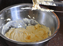 3、蓝莓麦芬,加入香草精，继续低速打发至黄油糊颜色发白、轻盈蓬松