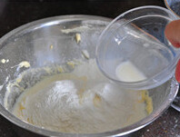 4、蓝莓麦芬,混合筛入低筋面粉和泡打粉，并加入牛奶