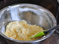 5、蓝莓麦芬,用刮刀上下翻、压、切，拌至没有干粉