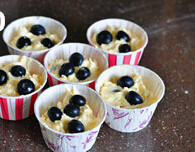 7、蓝莓麦芬,继续上下翻、压、切，拌匀，将面糊装入模具中，大约7分满，表面撒上几颗蓝莓